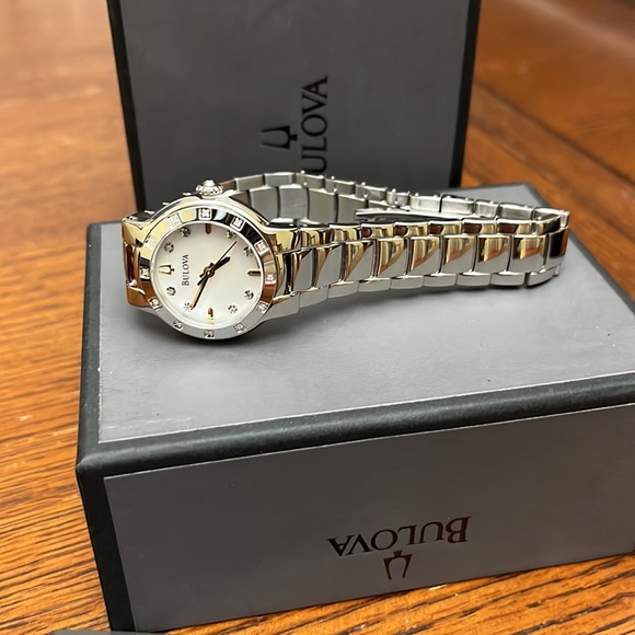 Bulova watch new in a box - Picture 1 of 8